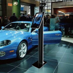 Soporte de pie con pantalla Digital de 15,6” Modelo Slim